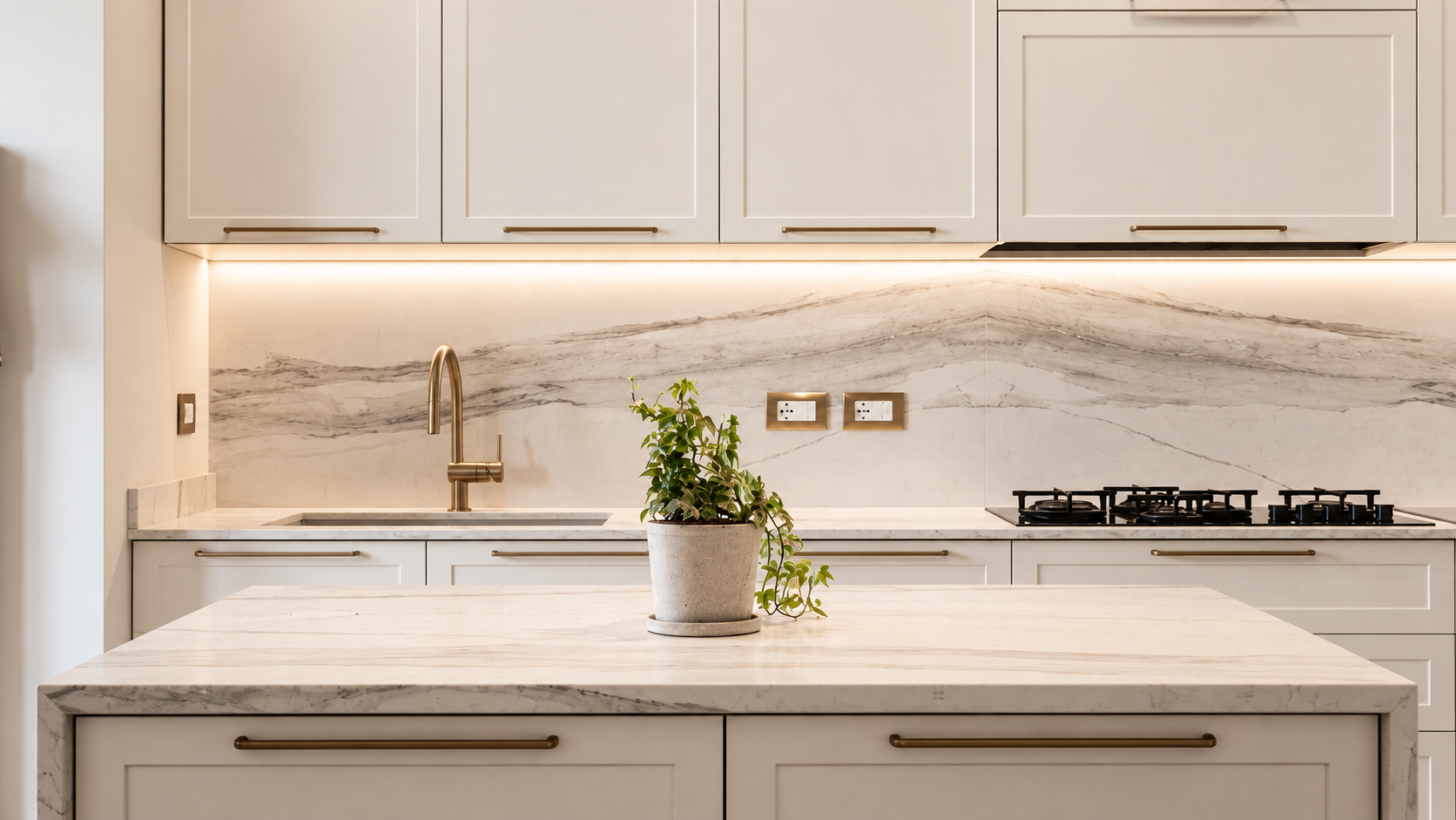 Cucina con mobili su misura e illuminazione LED integrata